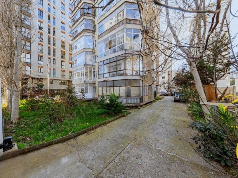 İSTANBUL KADIKÖY KOZYATAĞI YATIRIM İÇİN UYGUN 145 m2 3+1 BALKONLU İSKANLI SATILIK