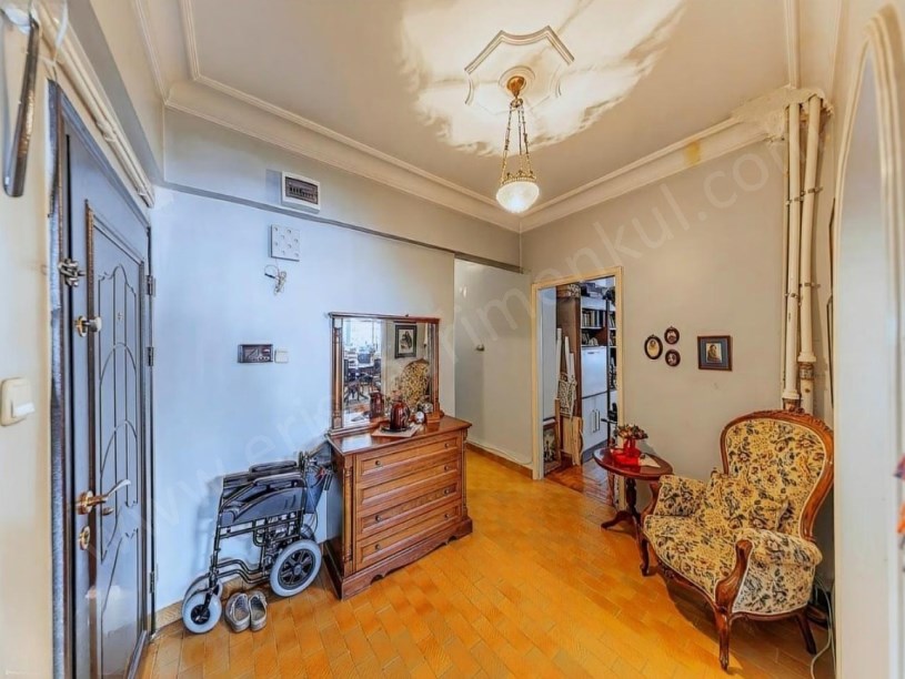 İSTANBUL KADIKÖY KOZYATAĞI YATIRIM İÇİN UYGUN 145 m2 3+1 BALKONLU İSKANLI SATILIK