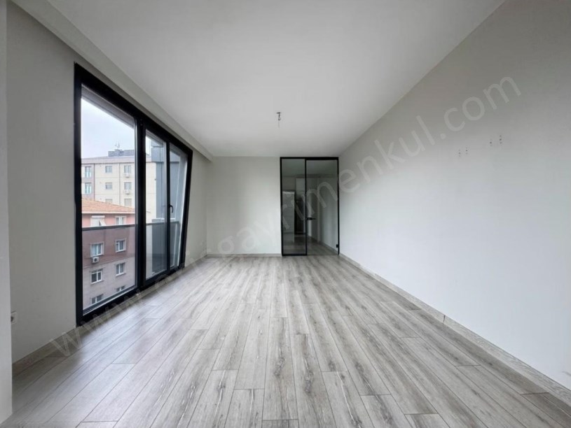 iİSTANBUL KADIKÖY KOZYATAĞINDA PRESTİJLİ BİNADA BOŞ SIFIR 75M2 SATILIK FERAH 2+1..