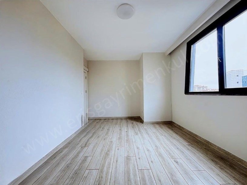 iİSTANBUL KADIKÖY KOZYATAĞINDA PRESTİJLİ BİNADA BOŞ SIFIR 75M2 SATILIK FERAH 2+1..