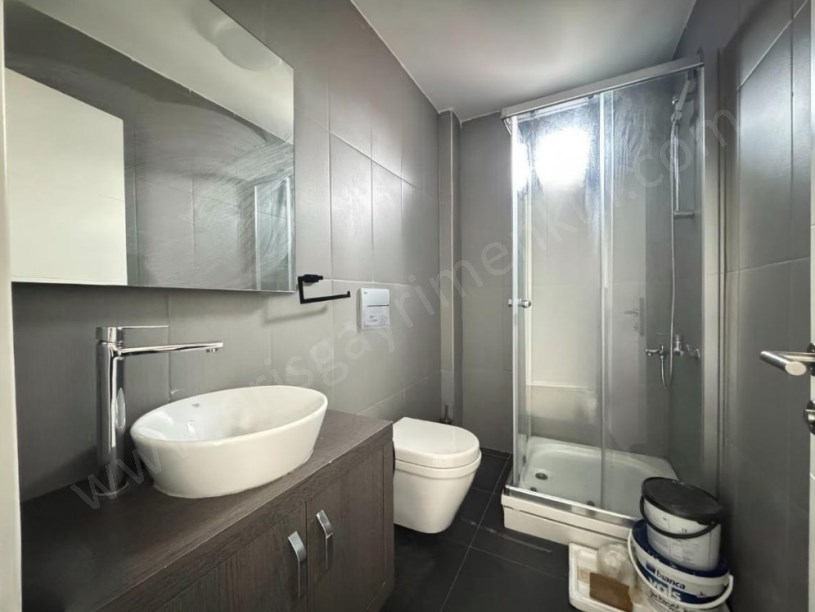 iİSTANBUL KADIKÖY KOZYATAĞINDA PRESTİJLİ BİNADA BOŞ SIFIR 75M2 SATILIK FERAH 2+1..