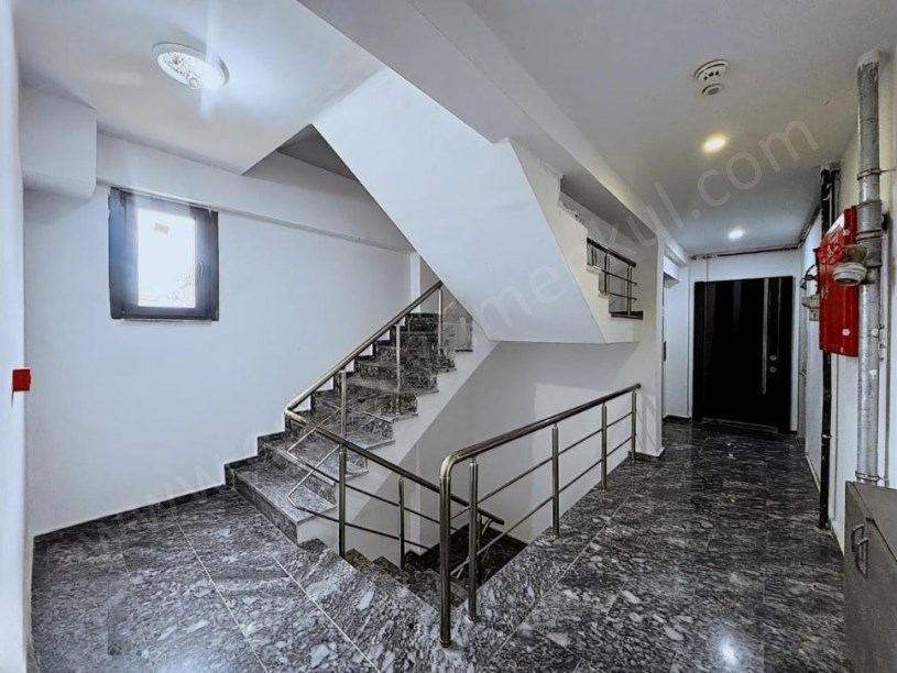 iİSTANBUL KADIKÖY KOZYATAĞINDA PRESTİJLİ BİNADA BOŞ SIFIR 75M2 SATILIK FERAH 2+1..