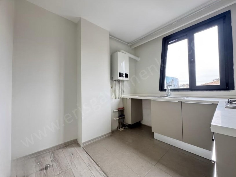 iİSTANBUL KADIKÖY KOZYATAĞINDA PRESTİJLİ BİNADA BOŞ SIFIR 75M2 SATILIK FERAH 2+1..