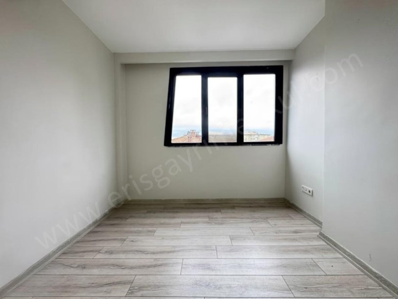 iİSTANBUL KADIKÖY KOZYATAĞINDA PRESTİJLİ BİNADA BOŞ SIFIR 75M2 SATILIK FERAH 2+1..