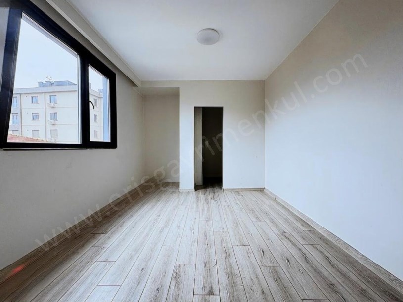 iİSTANBUL KADIKÖY KOZYATAĞINDA PRESTİJLİ BİNADA BOŞ SIFIR 75M2 SATILIK FERAH 2+1..