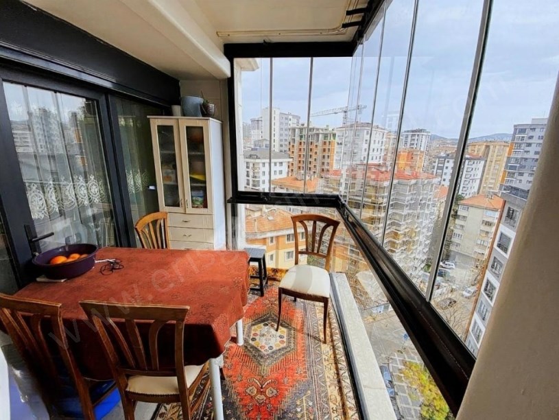 İSTANBUL KADIKÖY BOSTANCIDA MARMARAYA YAKIN KATTA ÖN CEPHE 3+1