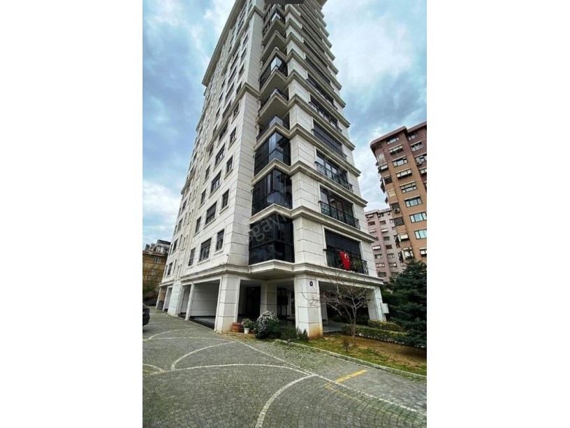 İSTANBUL KADIKÖY BOSTANCIDA MARMARAYA YAKIN KATTA ÖN CEPHE 3+1