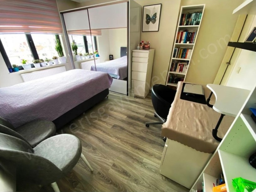 İSTANBUL KADIKÖY BOSTANCIDA MARMARAYA YAKIN KATTA ÖN CEPHE 3+1