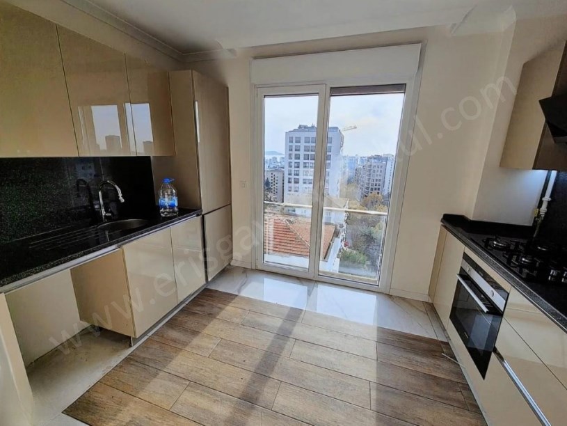 İSTANBUL KADIKÖY GÖSTEPEDE SALON MUTFAK VE ODALARDAN DENİZ MANZARALI 3+1