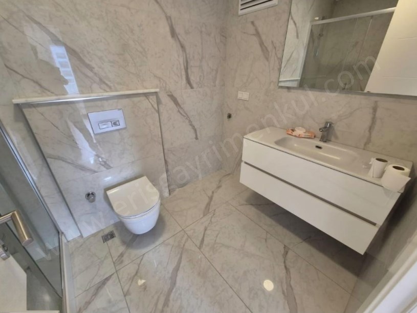 İSTANBUL KADIKÖY GÖSTEPEDE SALON MUTFAK VE ODALARDAN DENİZ MANZARALI 3+1