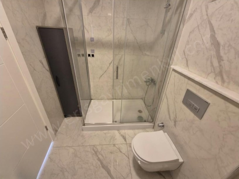 İSTANBUL KADIKÖY GÖSTEPEDE SALON MUTFAK VE ODALARDAN DENİZ MANZARALI 3+1