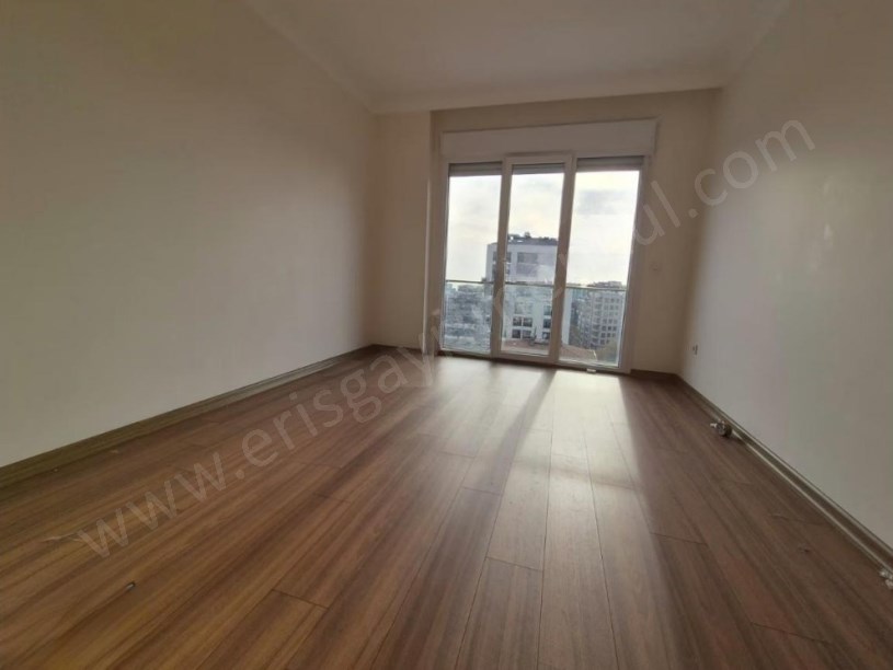 İSTANBUL KADIKÖY GÖSTEPEDE SALON MUTFAK VE ODALARDAN DENİZ MANZARALI 3+1