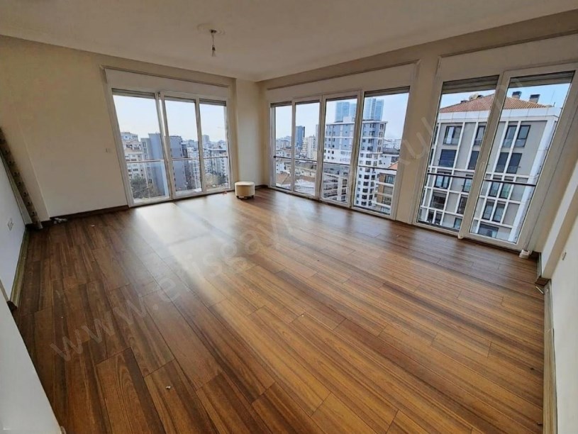 İSTANBUL KADIKÖY GÖSTEPEDE SALON MUTFAK VE ODALARDAN DENİZ MANZARALI 3+1