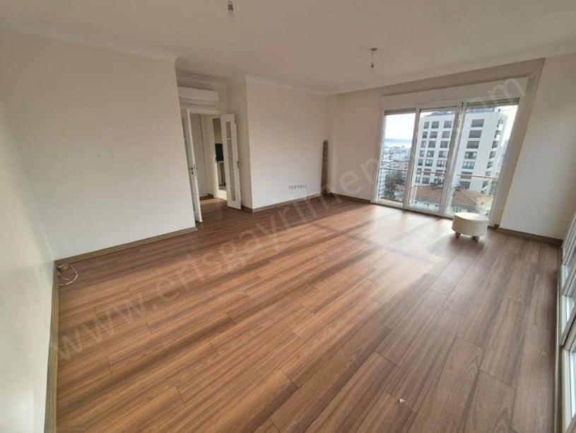 İSTANBUL KADIKÖY GÖSTEPEDE SALON MUTFAK VE ODALARDAN DENİZ MANZARALI 3+1