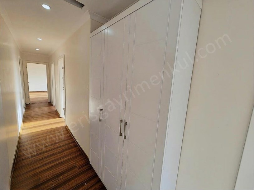 İSTANBUL KADIKÖY GÖSTEPEDE SALON MUTFAK VE ODALARDAN DENİZ MANZARALI 3+1