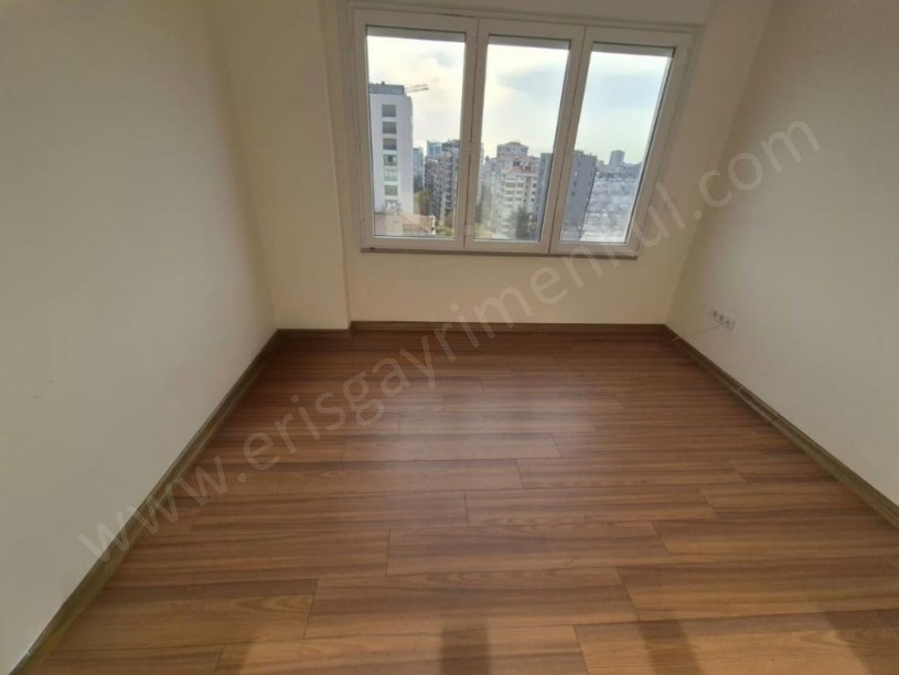 İSTANBUL KADIKÖY GÖSTEPEDE SALON MUTFAK VE ODALARDAN DENİZ MANZARALI 3+1