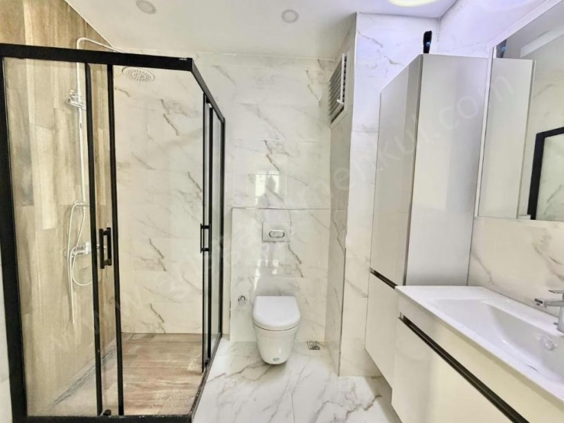 İSTANBUL KADIKÖY  SUADİYE KAPTAN ARİFTE SİTE İÇERİSİNDE BALKONLU 3+1