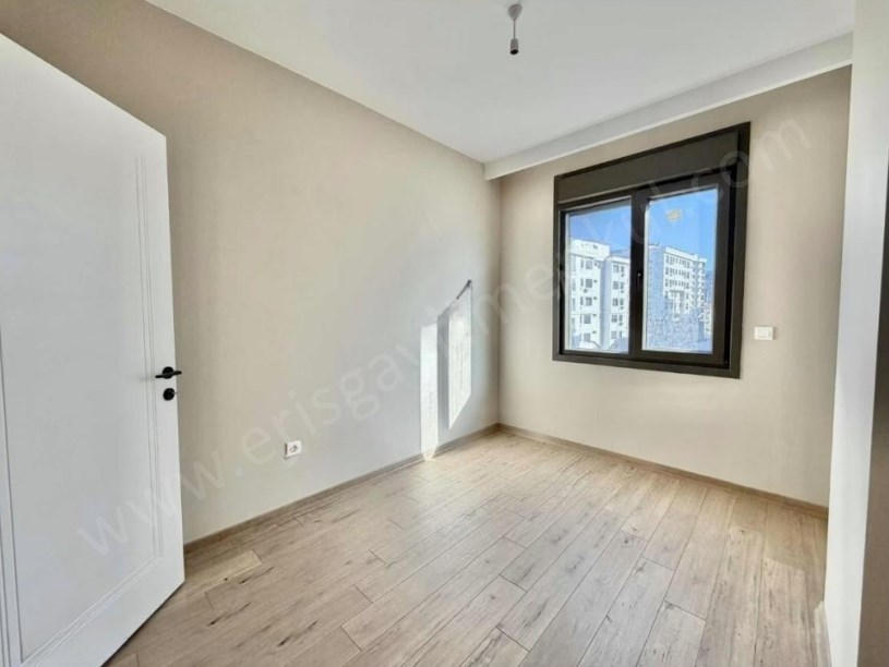 İSTANBUL KADIKÖY  SUADİYE KAPTAN ARİFTE SİTE İÇERİSİNDE BALKONLU 3+1