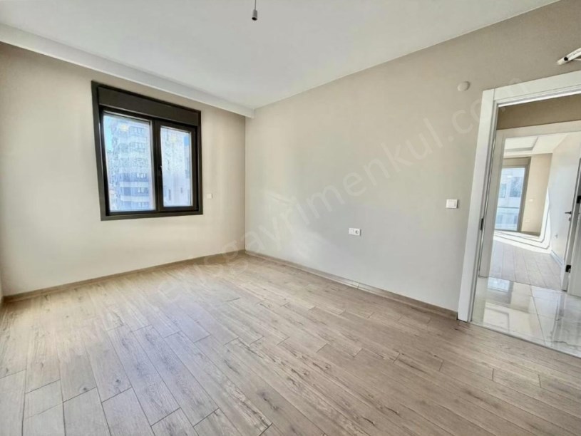 İSTANBUL KADIKÖY  SUADİYE KAPTAN ARİFTE SİTE İÇERİSİNDE BALKONLU 3+1