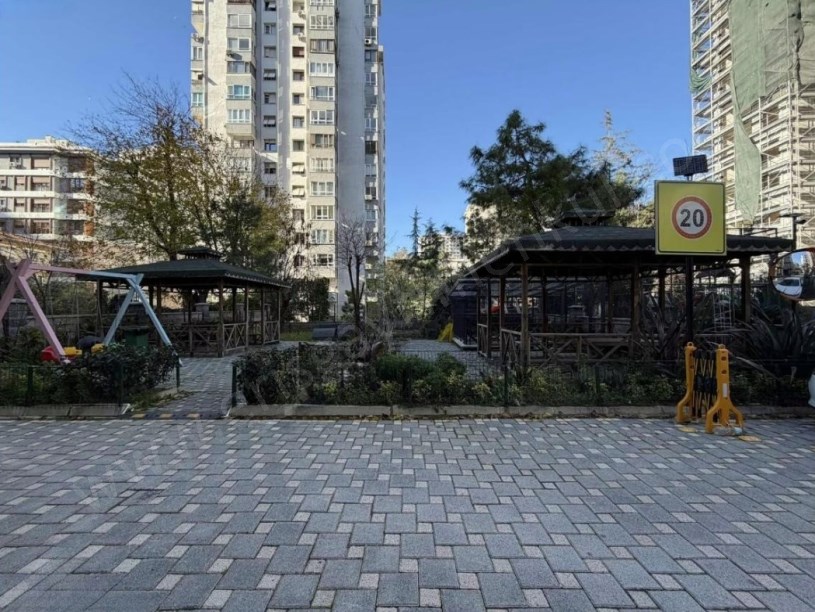 İSTANBUL KADIKÖY  SUADİYE KAPTAN ARİFTE SİTE İÇERİSİNDE BALKONLU 3+1