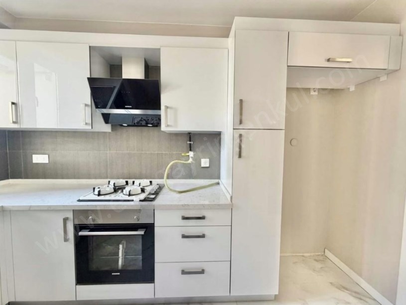 İSTANBUL KADIKÖY  SUADİYE KAPTAN ARİFTE SİTE İÇERİSİNDE BALKONLU 3+1