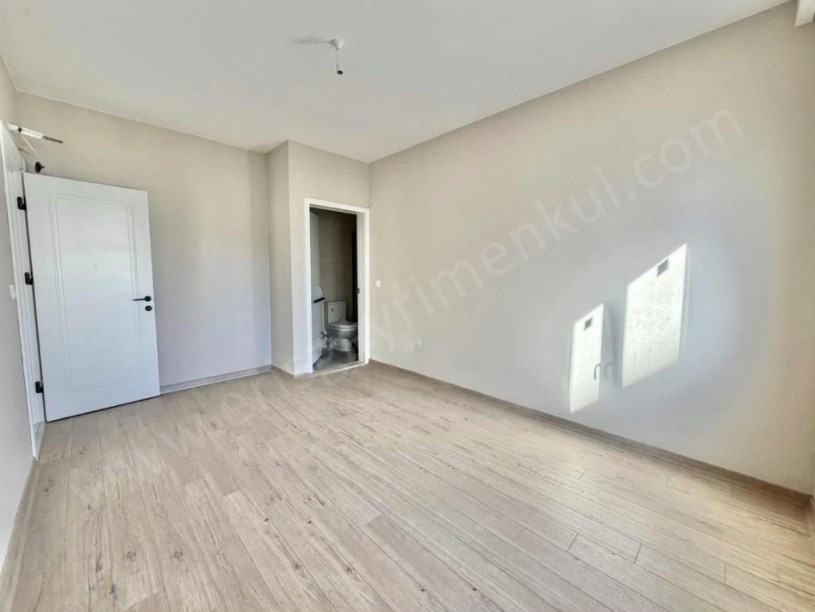 İSTANBUL KADIKÖY  SUADİYE KAPTAN ARİFTE SİTE İÇERİSİNDE BALKONLU 3+1