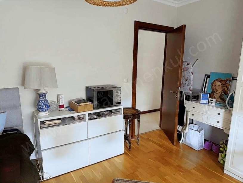 İSTANBUL KADIKÖY Vukela caddesinde ebeveyn banyolu 150 m2 satılık daire fırsatı.