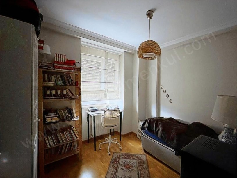 İSTANBUL KADIKÖY Vukela caddesinde ebeveyn banyolu 150 m2 satılık daire fırsatı.