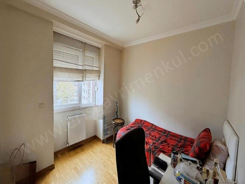 İSTANBUL KADIKÖY Vukela caddesinde ebeveyn banyolu 150 m2 satılık daire fırsatı.