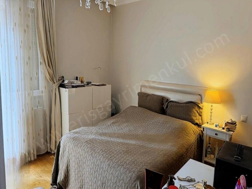 İSTANBUL KADIKÖY Vukela caddesinde ebeveyn banyolu 150 m2 satılık daire fırsatı.