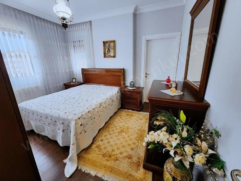 İSTANBUL KADIKÖY ŞENESENEVLERDE 4 YILLIK BİNADA 3+1ÖZEL DEKORLU KOMBİLİ