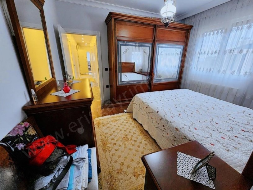 İSTANBUL KADIKÖY ŞENESENEVLERDE 4 YILLIK BİNADA 3+1ÖZEL DEKORLU KOMBİLİ