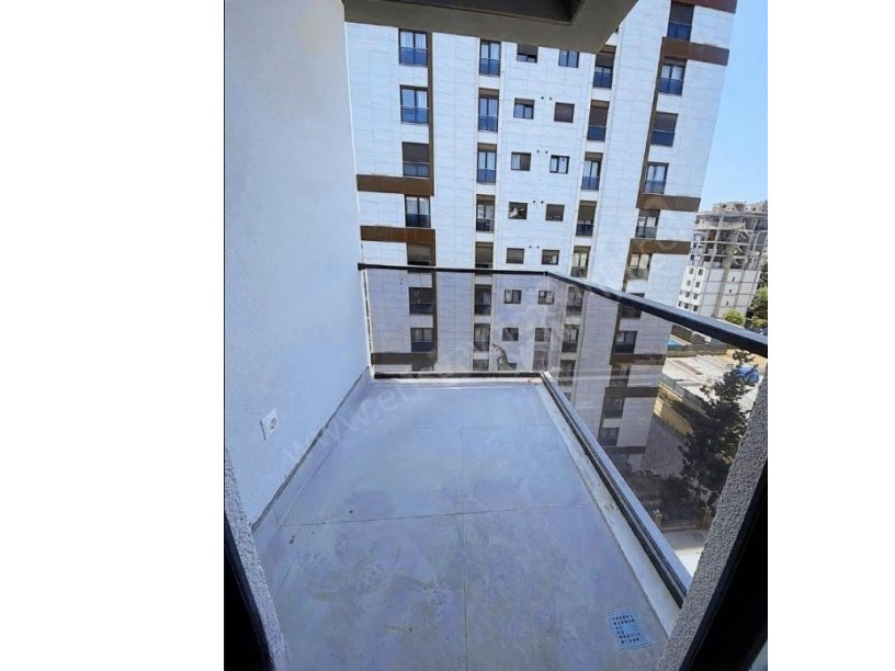 İSTANBUL KADIKÖY Göztepede az katlı binada balkonlu ebeveyn banyolu sıfır daire