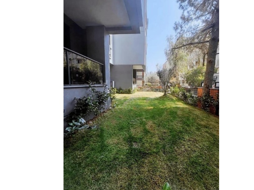 İSTANBUL KADIKÖY Göztepede az katlı binada balkonlu ebeveyn banyolu sıfır daire