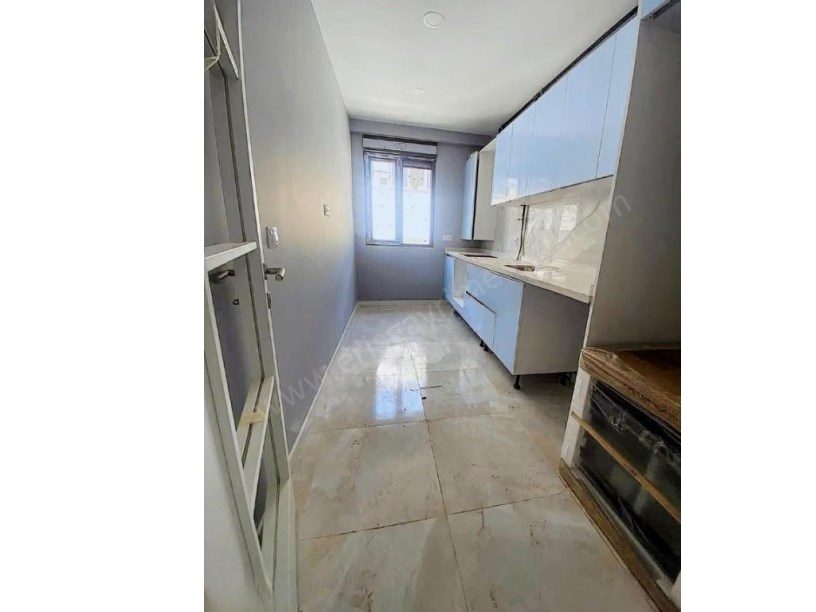 İSTANBUL KADIKÖY Göztepede az katlı binada balkonlu ebeveyn banyolu sıfır daire