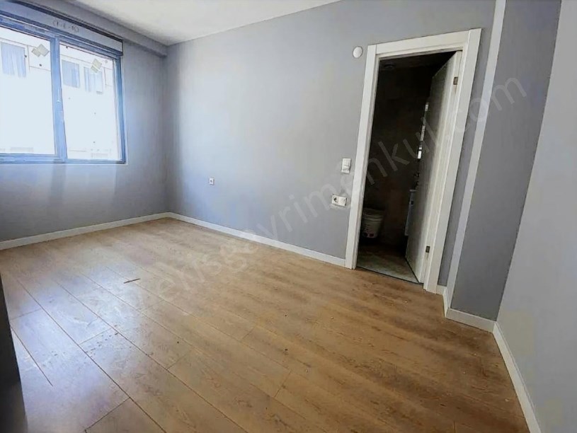 İSTANBUL KADIKÖY Göztepede az katlı binada balkonlu ebeveyn banyolu sıfır daire