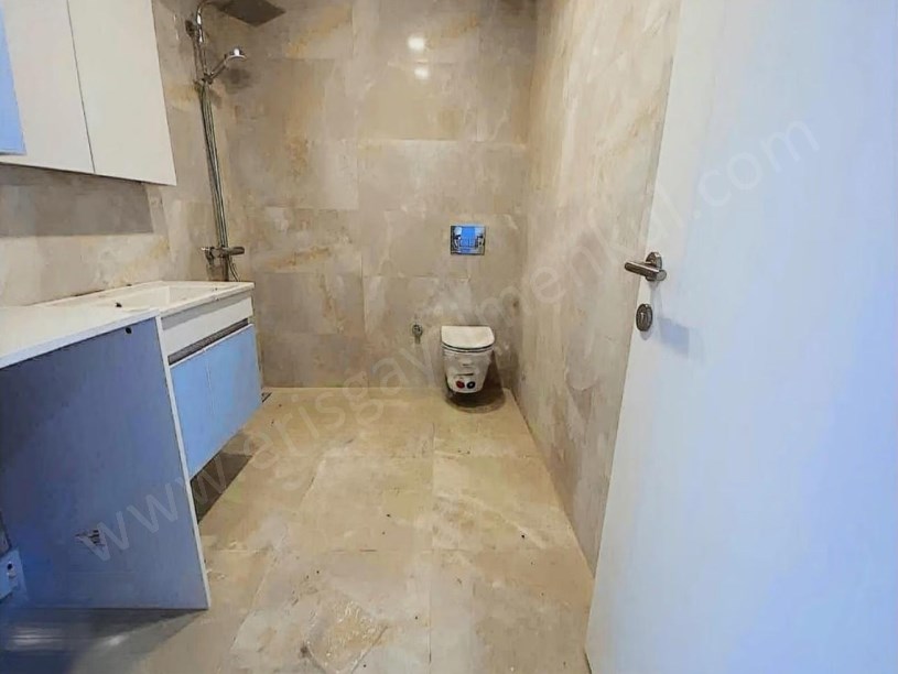 İSTANBUL KADIKÖY Göztepede az katlı binada balkonlu ebeveyn banyolu sıfır daire