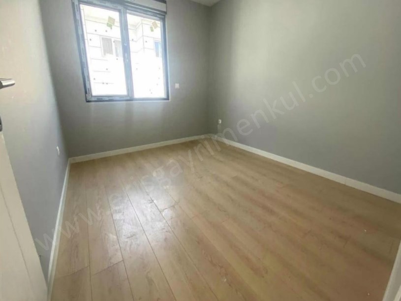 İSTANBUL KADIKÖY Göztepede az katlı binada balkonlu ebeveyn banyolu sıfır daire