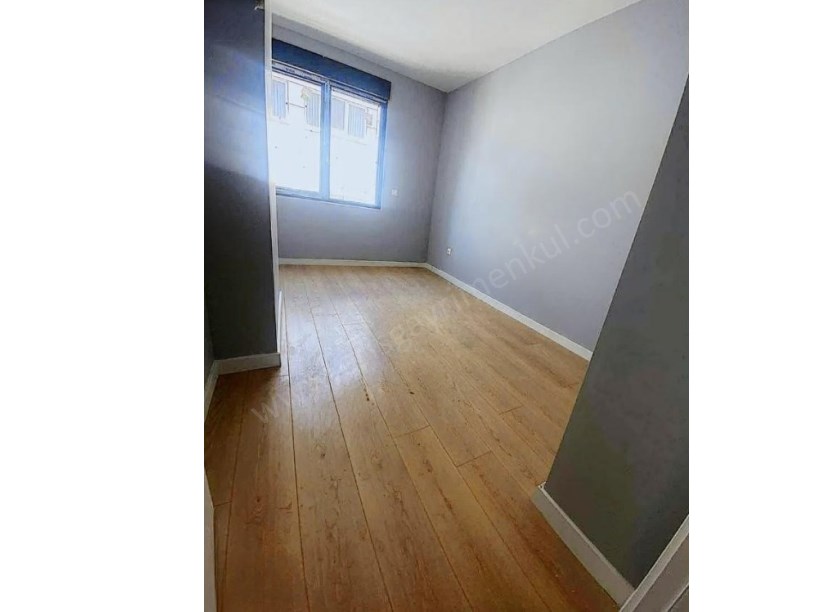 İSTANBUL KADIKÖY Göztepede az katlı binada balkonlu ebeveyn banyolu sıfır daire