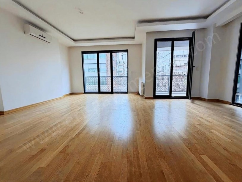 İSTANBUL KADIKÖY GÖSTEPEDE 3+1 NET 93M2 SATILIK