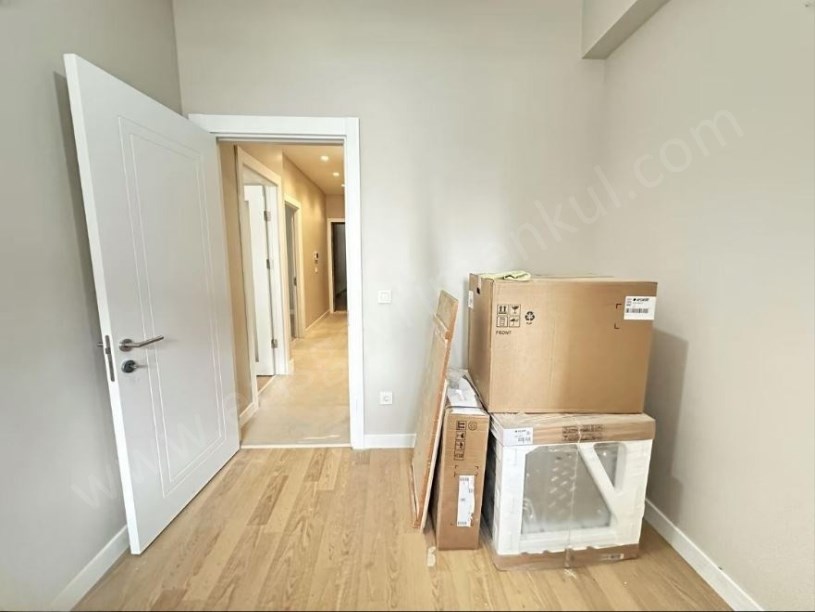 KOZYATAĞI SIFIR BİNADA GİRİŞ SATILIK YERDEN ISITMA 2+1 DAİRE