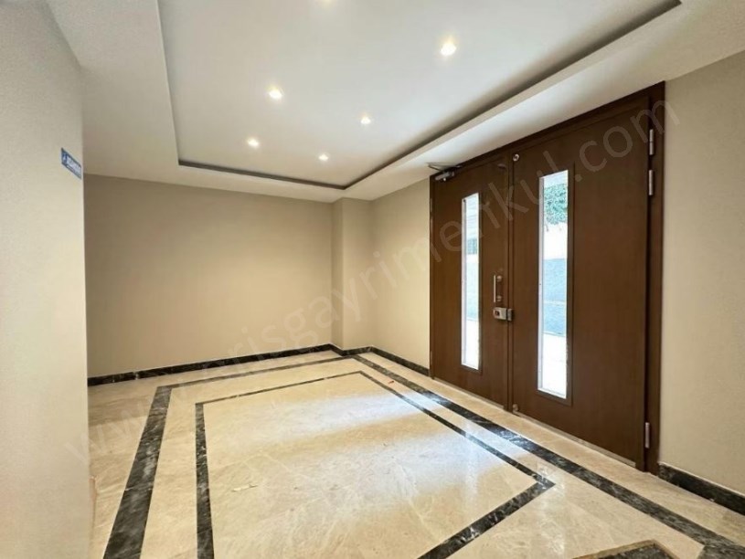 KOZYATAĞI SIFIR BİNADA GİRİŞ SATILIK YERDEN ISITMA 2+1 DAİRE