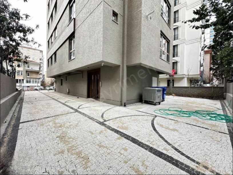 KOZYATAĞI SIFIR BİNADA GİRİŞ SATILIK YERDEN ISITMA 2+1 DAİRE