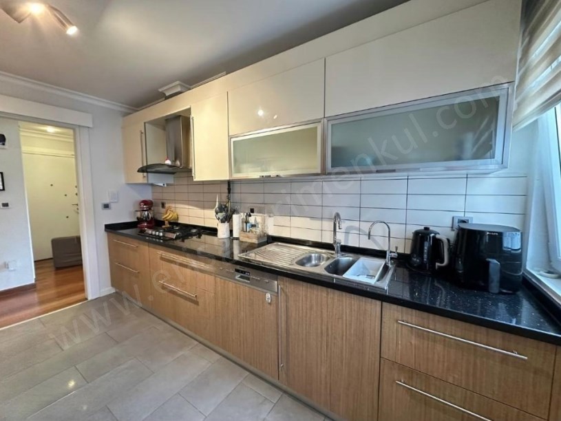 İSTANBUL KADIKÖY CADDEBOSTAN  ÖMERPAŞADA 230M2 TERASLI İSKANLI LÜX