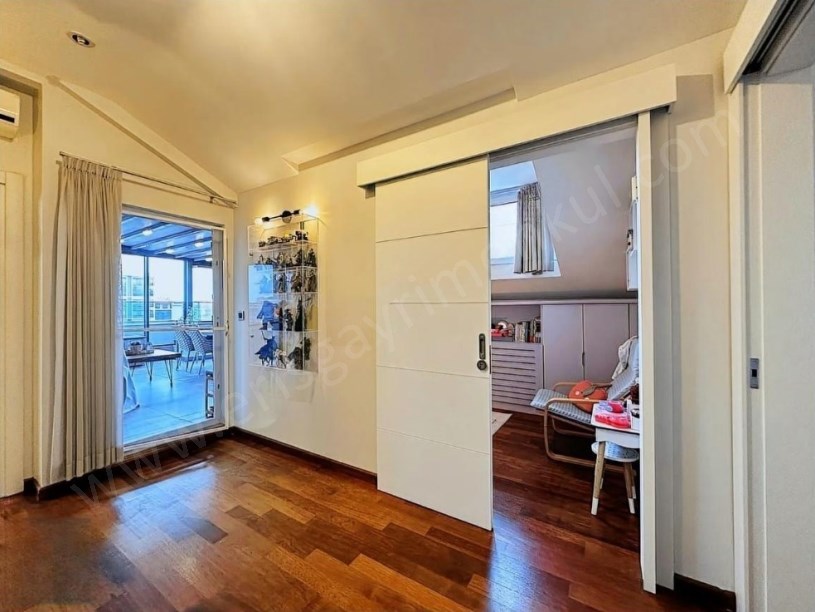 İSTANBUL KADIKÖY CADDEBOSTAN  ÖMERPAŞADA 230M2 TERASLI İSKANLI LÜX