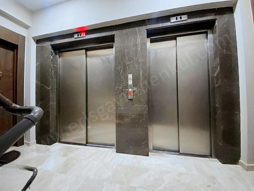 İSTANBUL KADIKÖY SUADDİYE MİNİBÜS CADDESİ ÜSTÜNDE METROYA 50 METRE ÇİFT BALKONLU