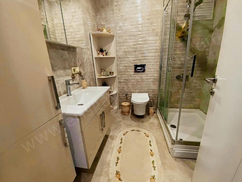 İSTANBUL KADIKÖY SUADDİYE MİNİBÜS CADDESİ ÜSTÜNDE METROYA 50 METRE ÇİFT BALKONLU