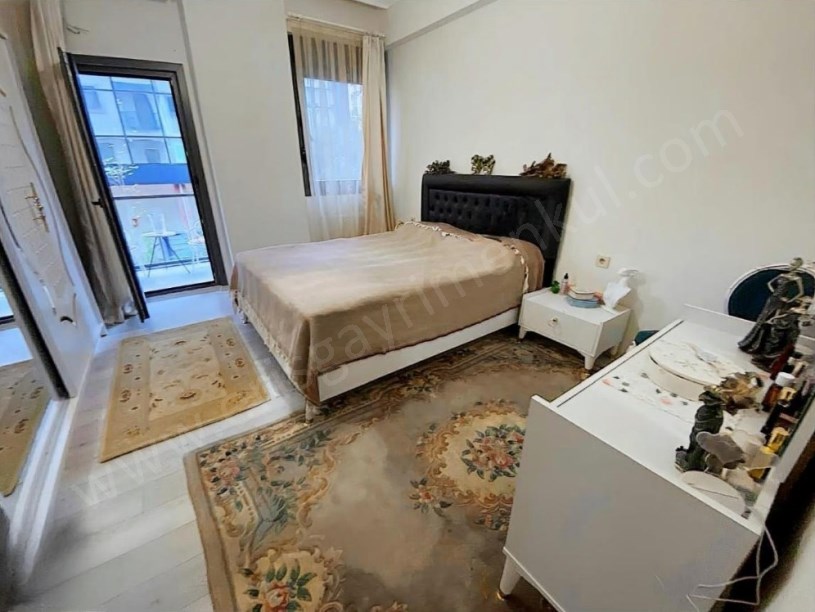 İSTANBUL KADIKÖY SUADDİYE MİNİBÜS CADDESİ ÜSTÜNDE METROYA 50 METRE ÇİFT BALKONLU