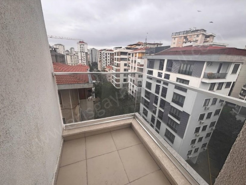 İSTANBUL KADIKÖY KOZYATAĞINDA 2 BALKONLU ÖNÜ TAMAMİYLE AÇIK ULTRA LÜX DAİRE