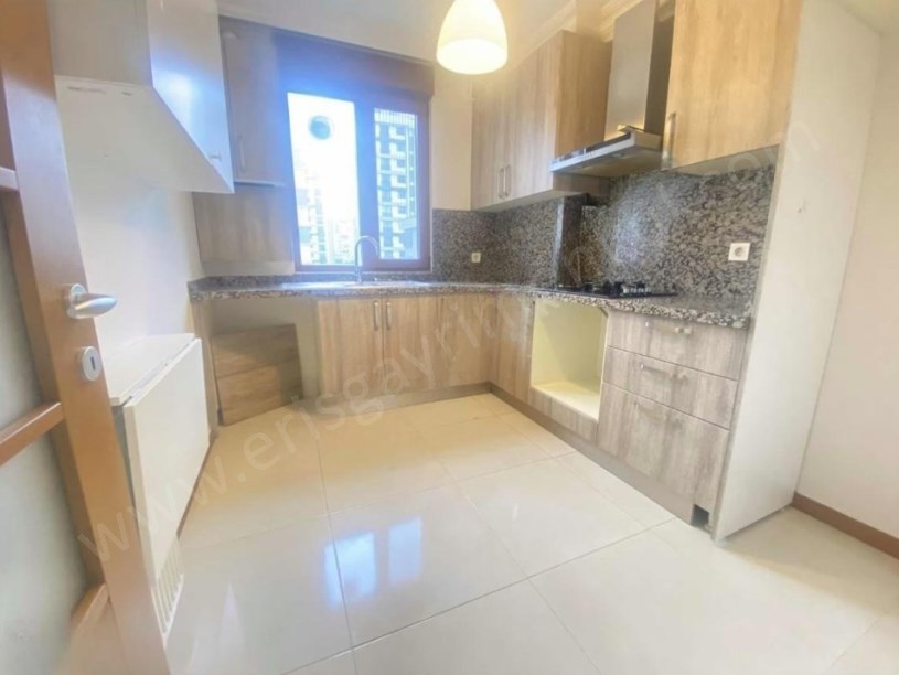 İSTANBUL KADIKÖY SUADİYE TONOZLU DA 2+1 GENÇ BİNA